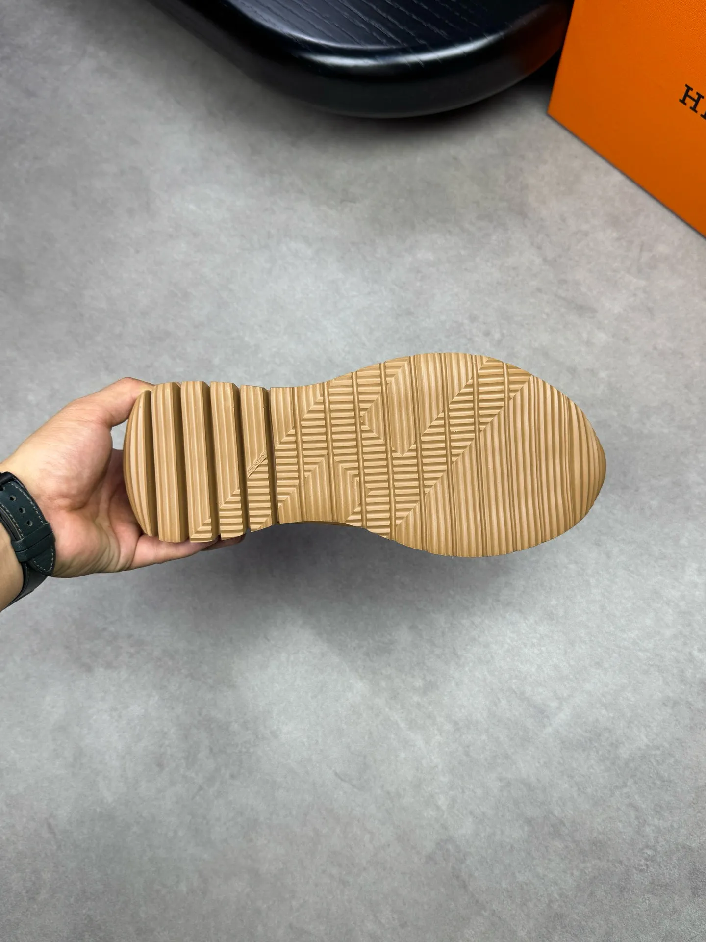 [HERMES] Hermes men's shoes 💰: 800💰 - High-end quality original items 🔍🔍🔍 casual sports shoes - Upper: 🔝 pebbled calfskin, suede calfskin, shoe body forged ´H´ totem, tongue webbing injection molded brand logo - Lining: brand canvas, foot pads; water-dyed cowhide -Outsole: Ultra-light T men's shoes 💰U foam; two-color molded outsole -Ultra-high quality control and fine workmanship: highlighted (high-end, extravagance, grade) -Size: 38-44 (45, can be customized)